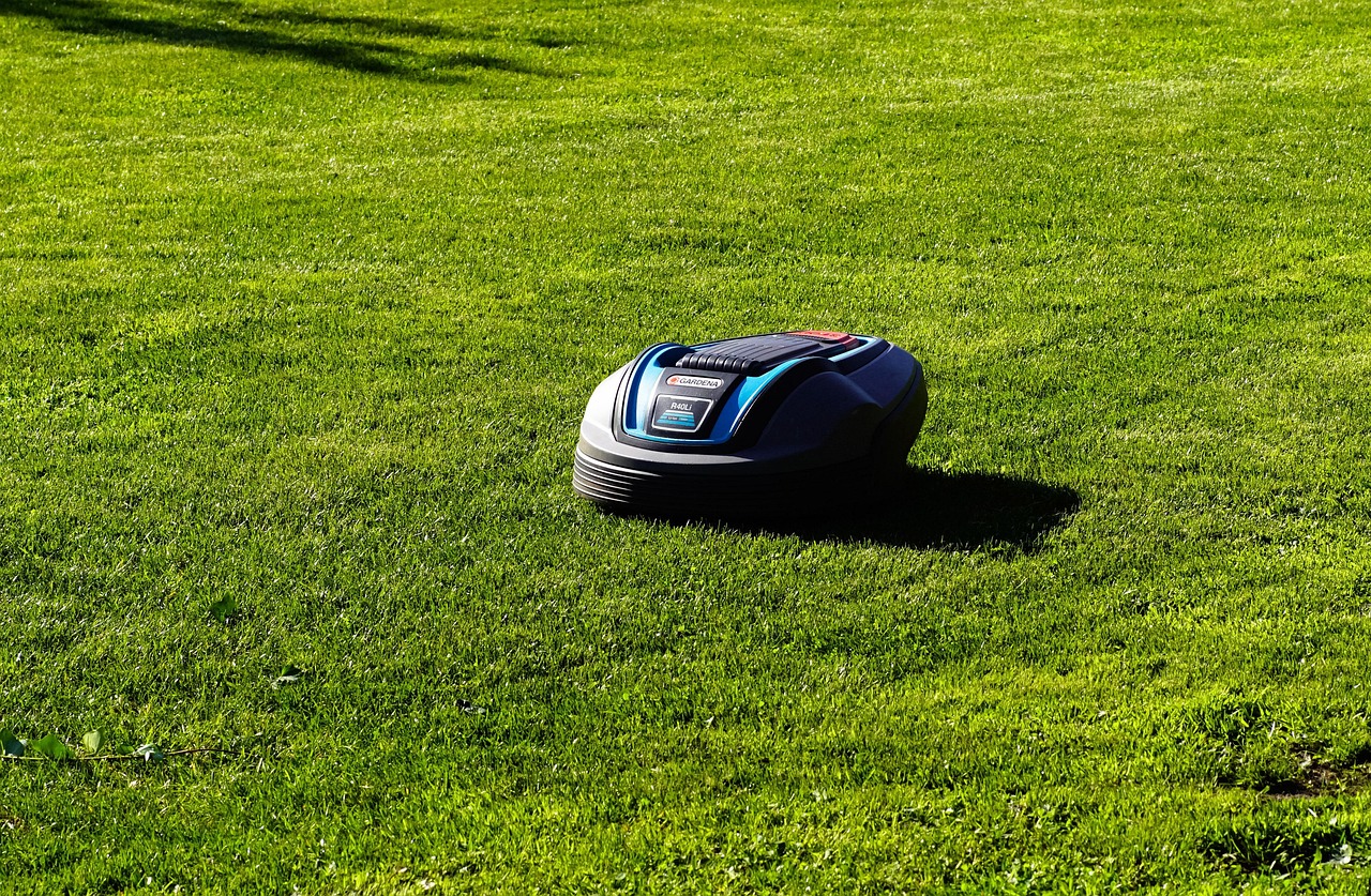 Close-up van robotmaaier met regensensor aan het werk. Close-up van robotmaaier met regensensor aan het werk.