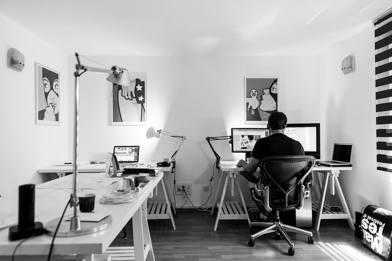 Sfeerlicht van futuristische wandlamp boven bureau. Sfeerlicht van futuristische wandlamp boven bureau.