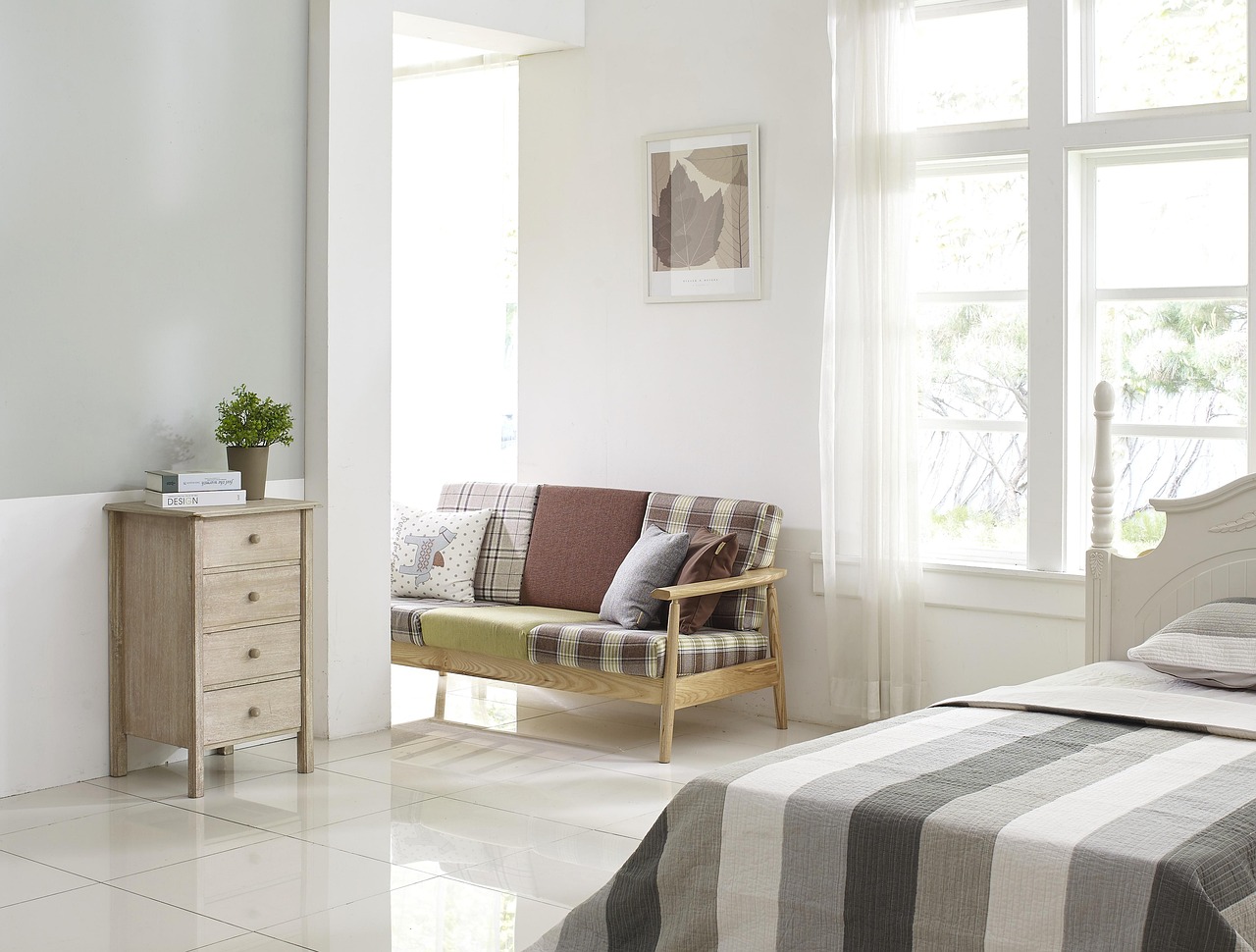 Kleurrijke tienerkamer met geometrisch behang Kleurrijke tienerkamer met geometrisch behang