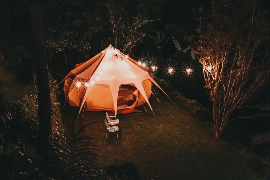 Chic kamperen in je achtertuin: tips voor een luxe camping-ervaring