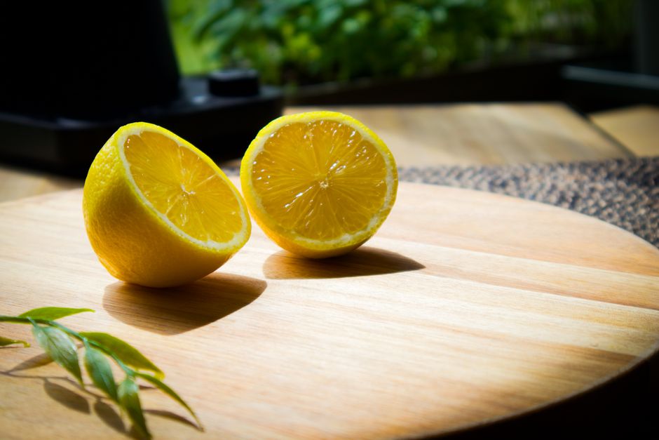 Eenvoudige keuken met open planken en groen.