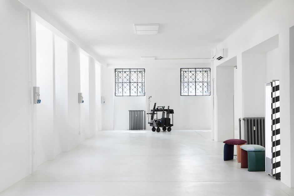 Lichte slaapkamer met witte textiel en meubels.