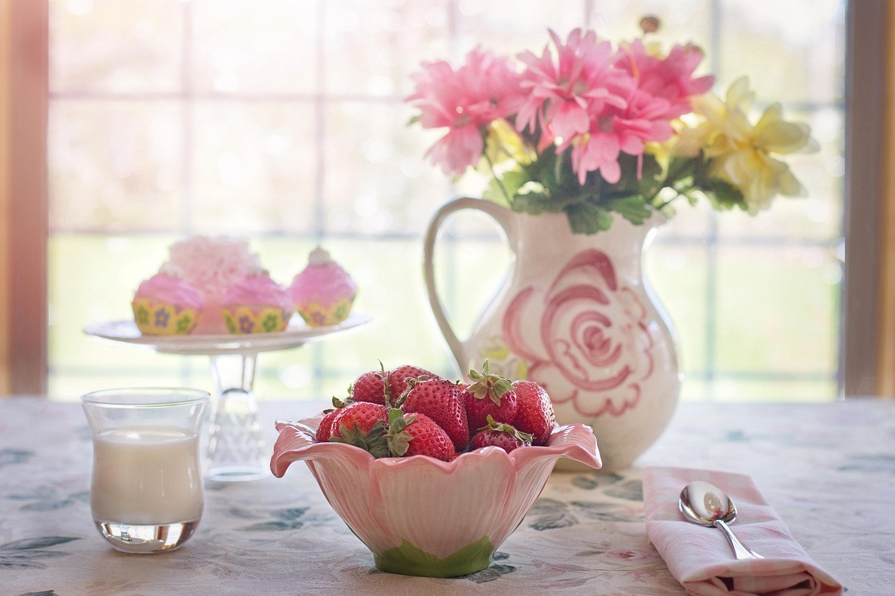 Terracotta potten en roze bloemen op tafel. Terracotta potten en roze bloemen op tafel.