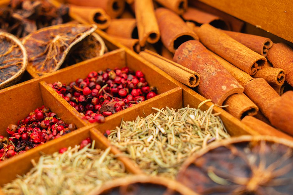 Herfstkeuken met warme tinten en specerijen. Herfstkeuken met warme tinten en specerijen.