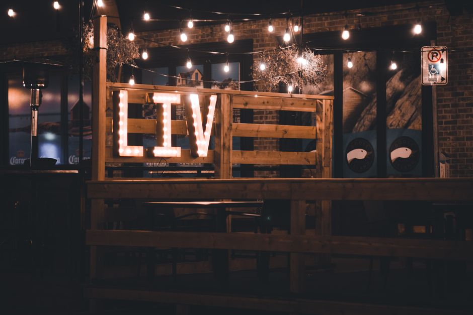 LED-verlichte plantenarrangementen bij nacht.