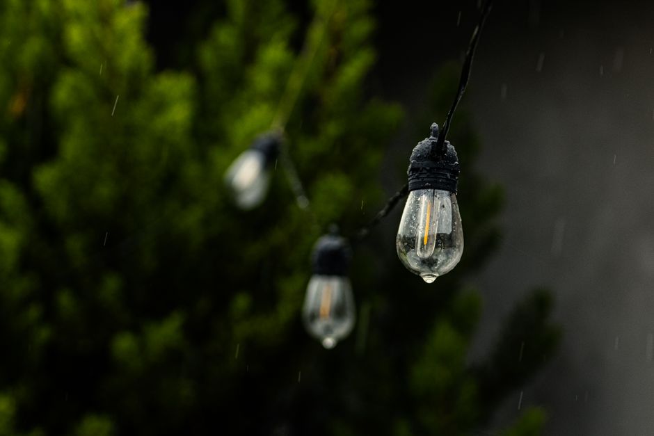 Upgrade je terras met LED-sfeerverlichting en nieuwe plantenarrangementen