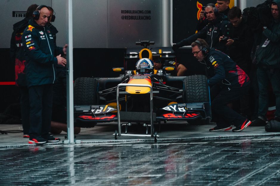 Moderne Formule 1 kunst verbetert rustige woonkamer.