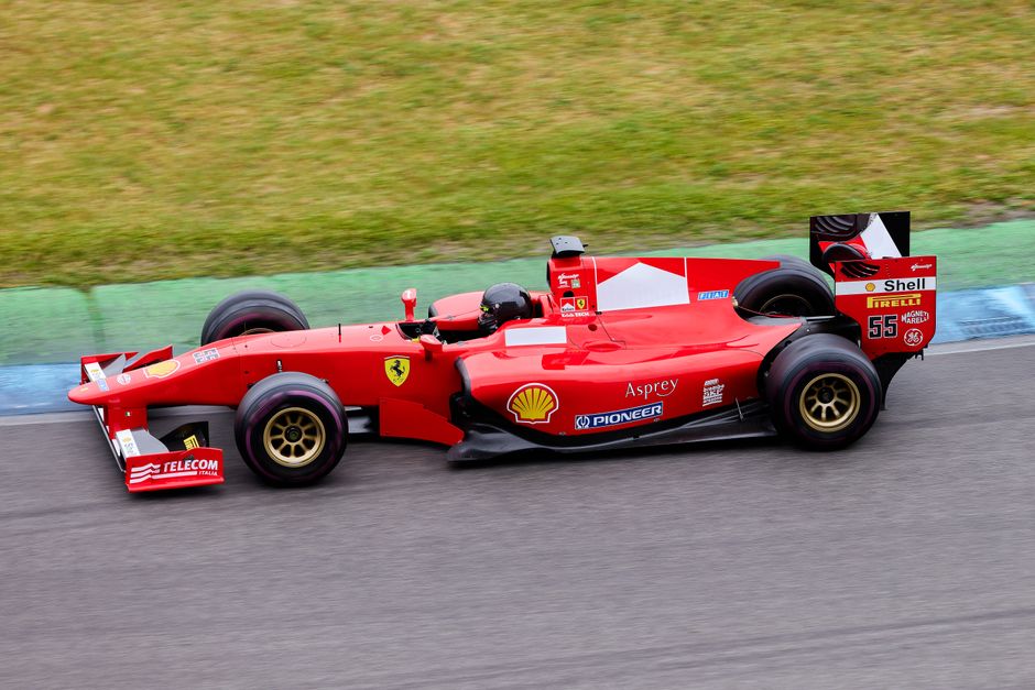 De impact van Formule 1 posters in een serene woonkamer