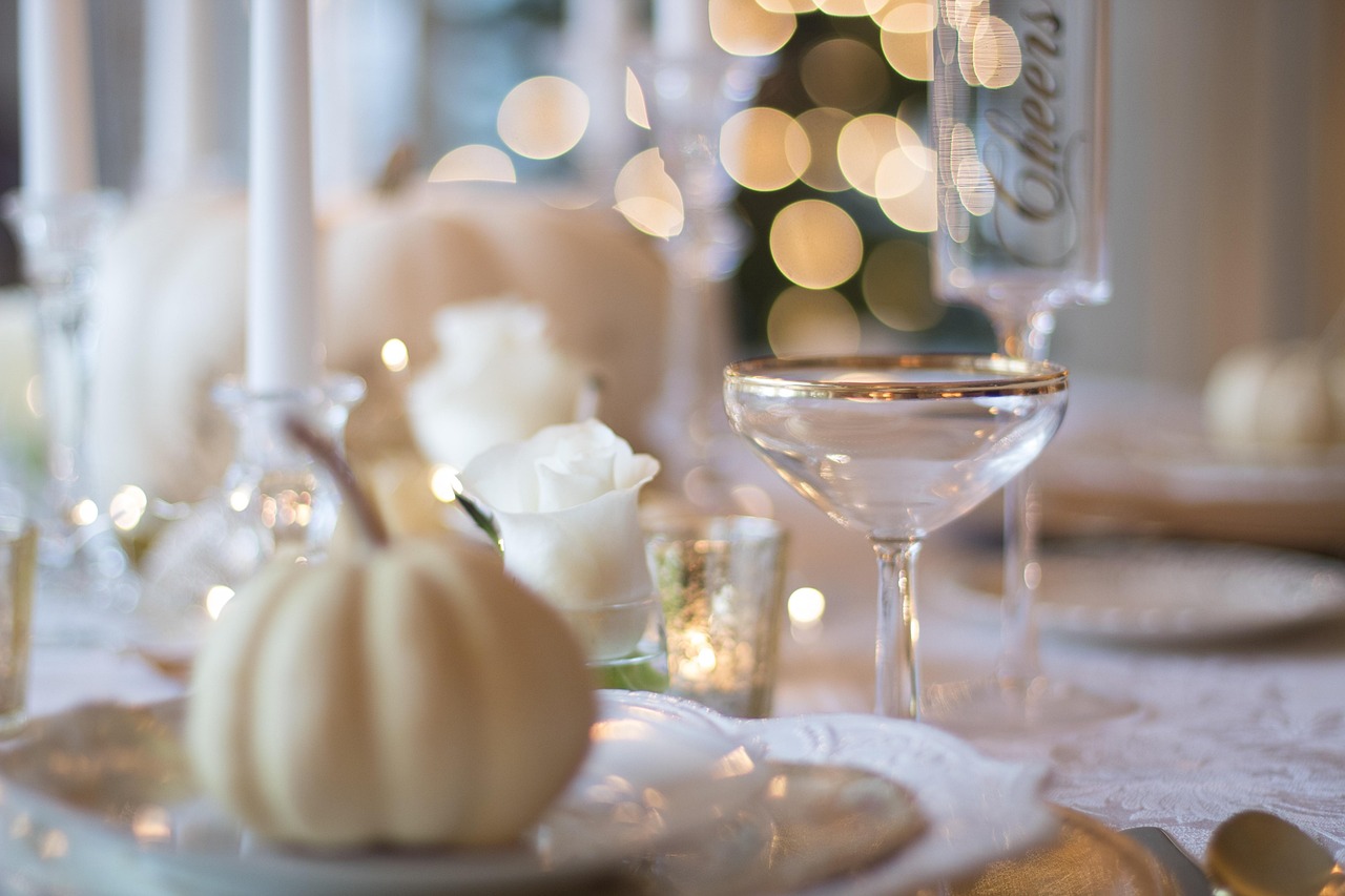 Herfstservies met subtiele paisley patronen. Herfstservies met subtiele paisley patronen.